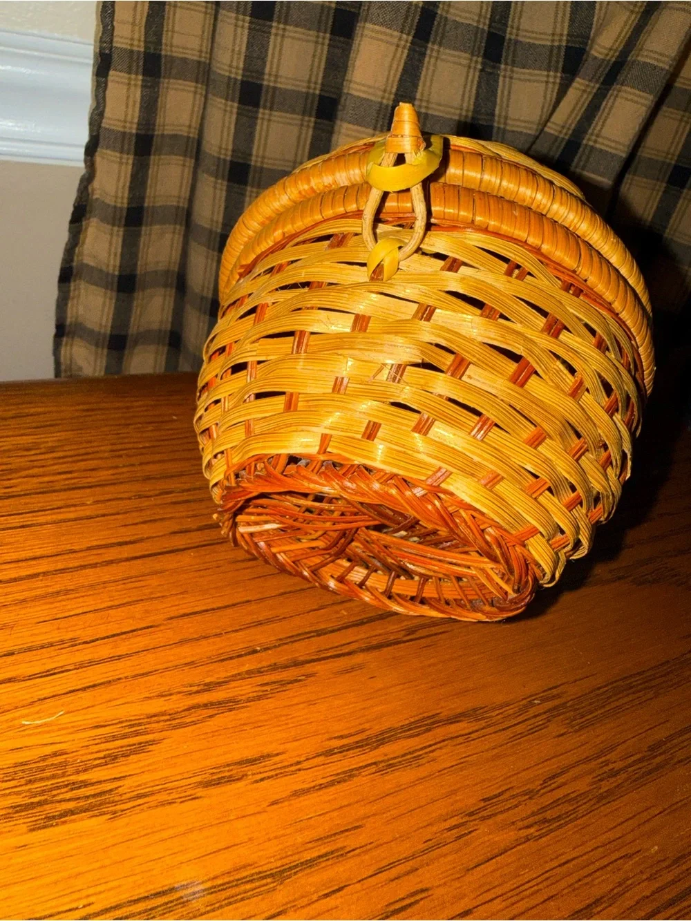 N/A handwoven round